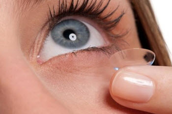 removing contact lense